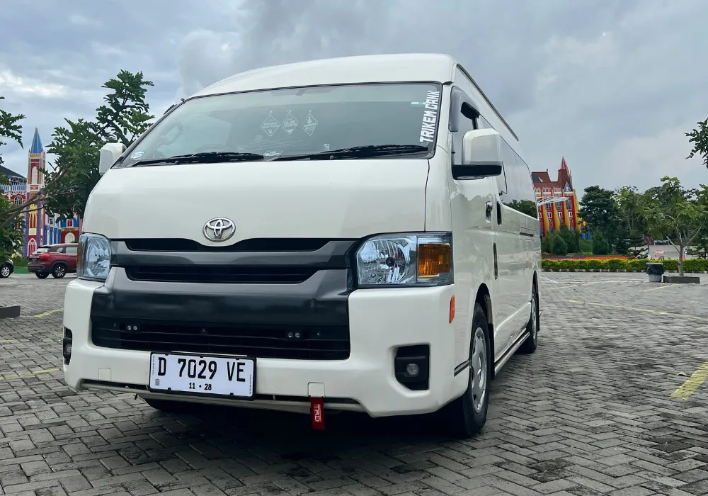 Interior Hiace Premio mewah dan bersih dengan konfigurasi tempat duduk longgar.