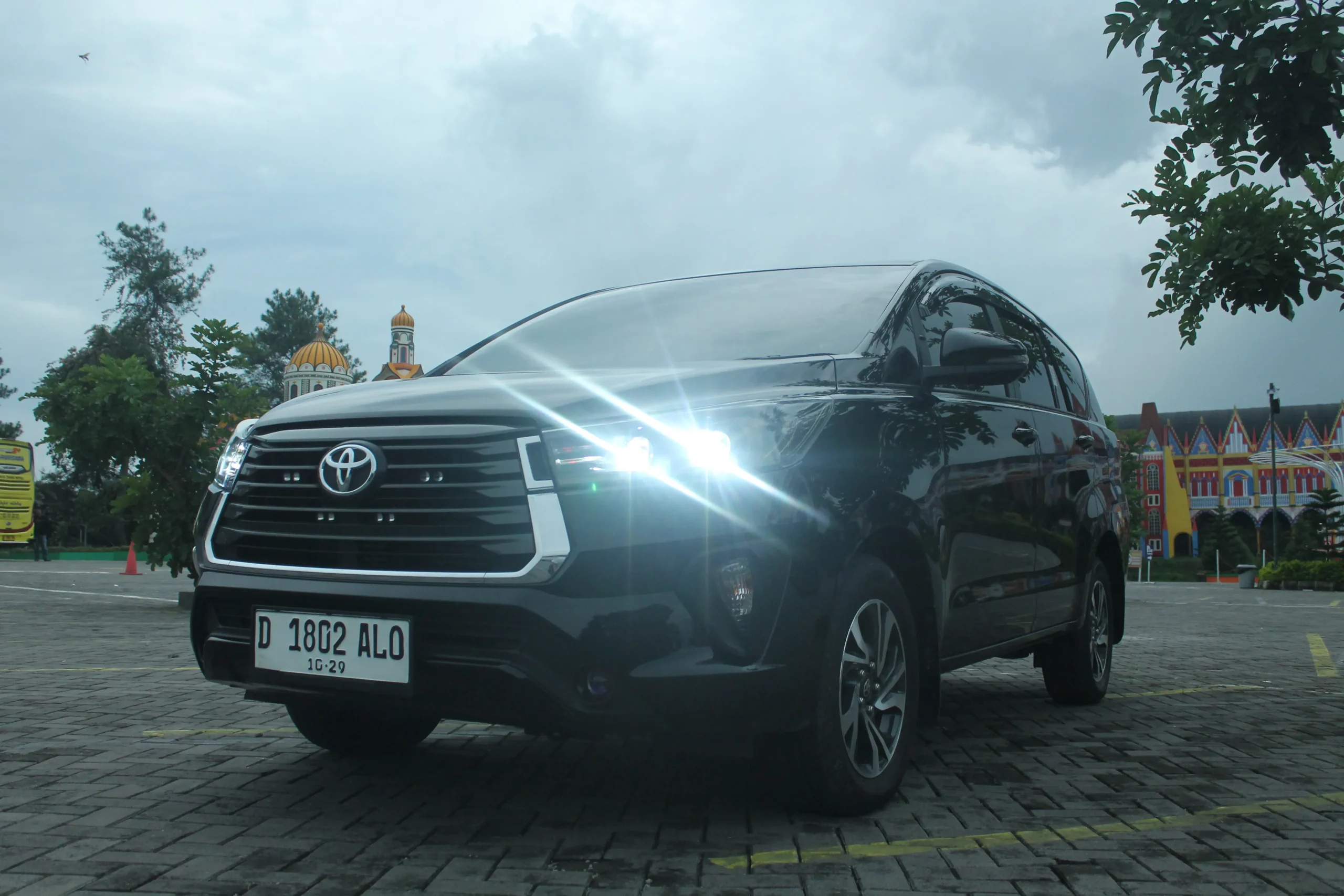 Interior Innova Reborn yang bersih dan elegan, cocok untuk tamu VIP.
