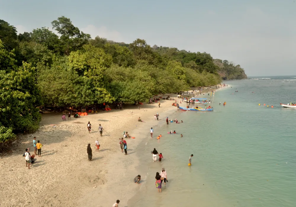 Peserta paket wisata sedang menikmati keindahan Green Canyon di Pangandaran.
