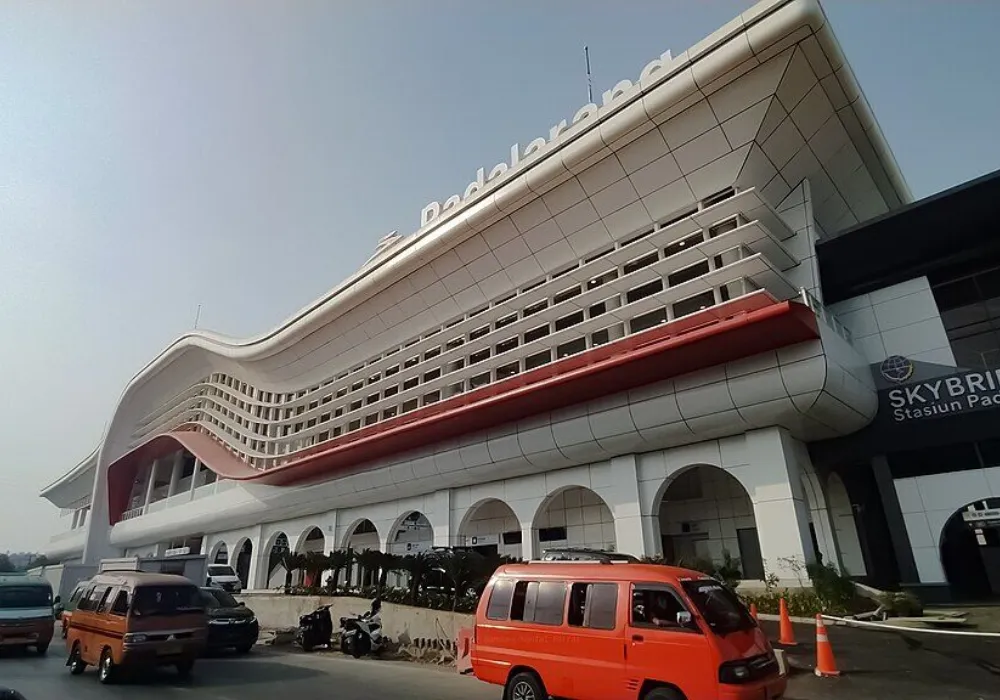 Rental mobil murah di bandara dengan armada city car hingga MPV.