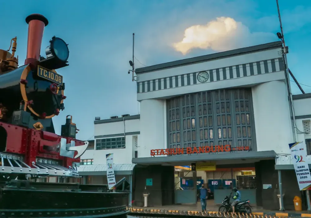 Mobil sewaan siap jemput penumpang dari Stasiun Bandung.