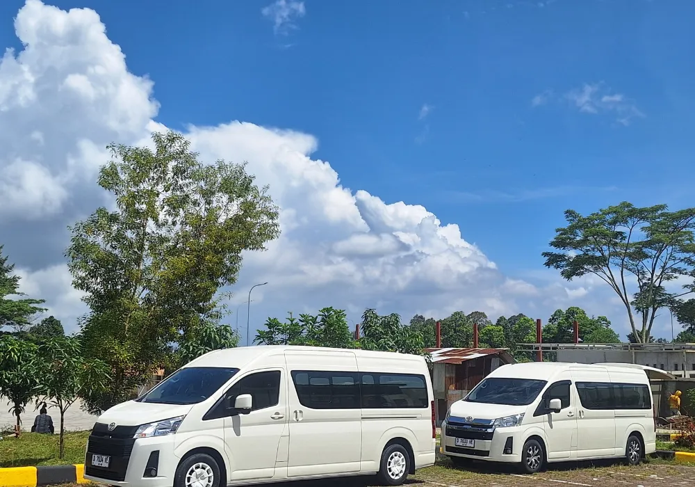 Sewa Kendaraan Wisata Bandung Timur, Hiace Commuter terparkir di kawasan Cibiru siap antar wisatawan.