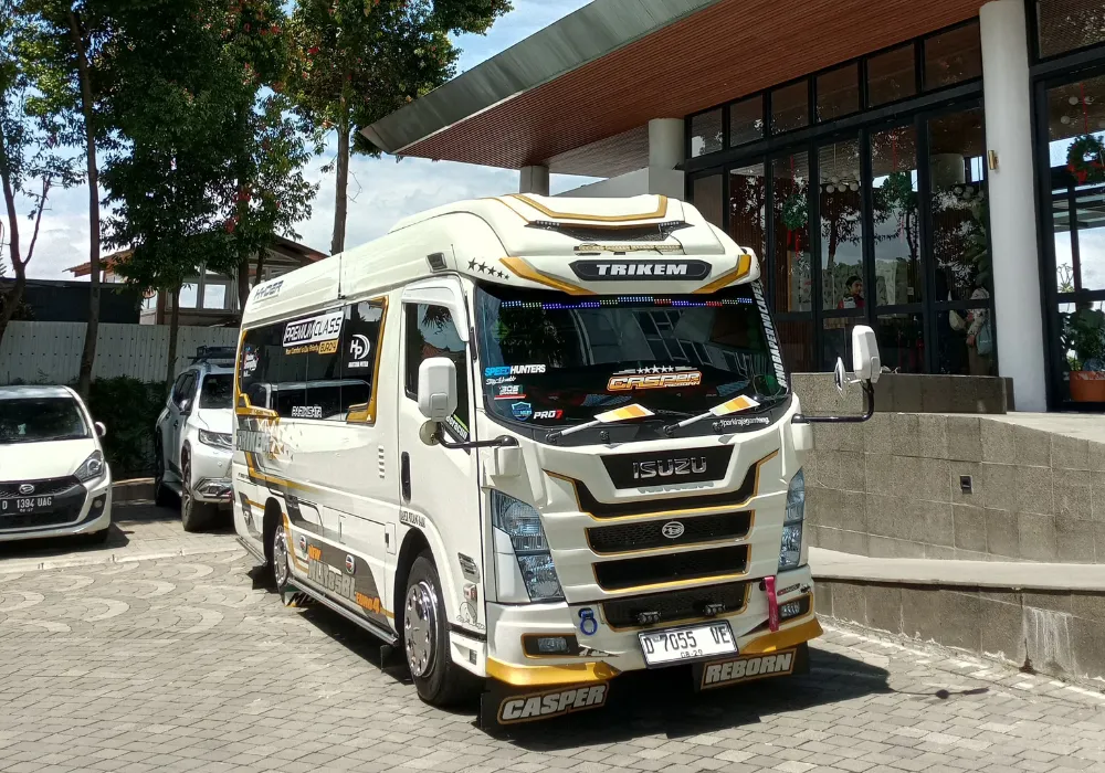 Rental Elf Wisata Bandung Timur, Isuzu Elf Long putih parkir di Cibiru Bandung Timur, siap antar rombongan wisata.