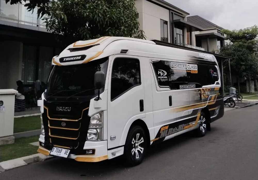 Suasana liburan rombongan keluarga di Bukit Teletubbies Cicalengka dengan mobil Elf terparkir. Rental Elf Wisata Bandung Timur