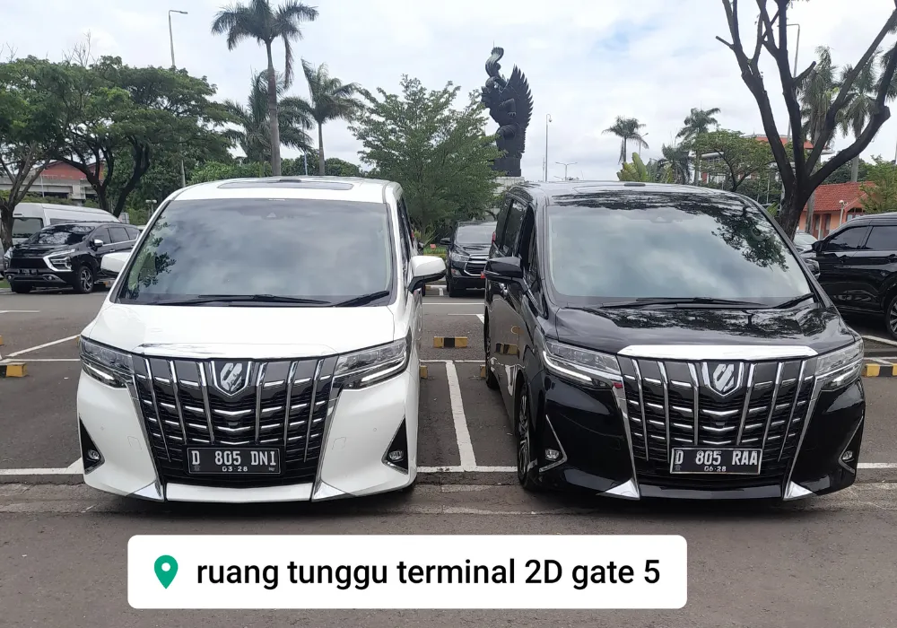 Sewa Alphard Liburan Bandung Premium, Toyota Alphard hitam berhenti di dekat kawasan wisata Lembang, Bandung.