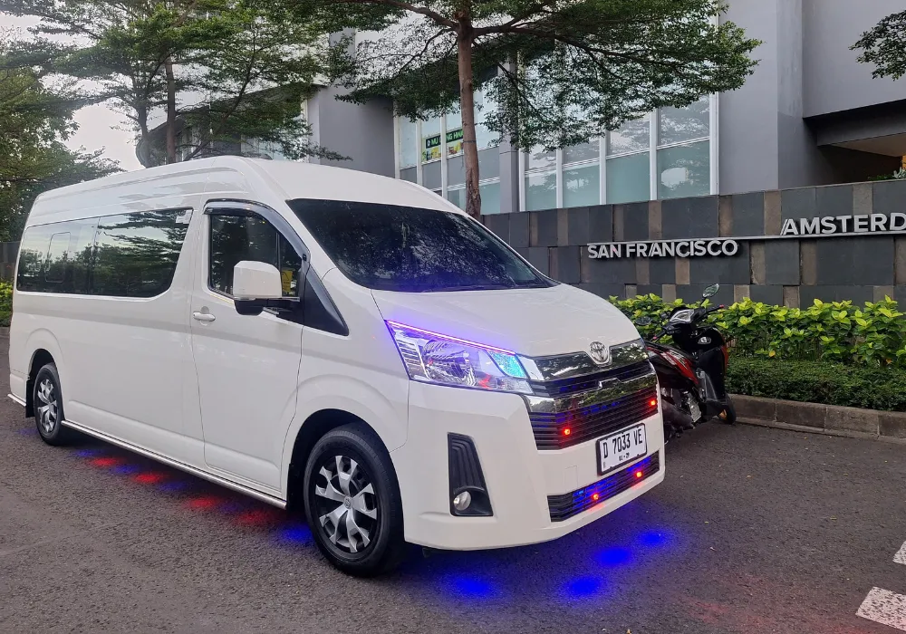 Paket Liburan Bandung Murah, Keluarga bahagia berfoto di depan ikon Farmhouse Lembang Bandung.
