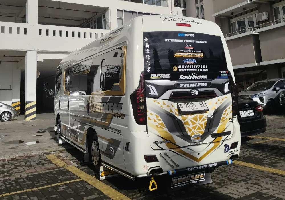Mobil Hiace parkir di depan area wisata Bandung Timur. Sewa Mobil Wisata Bandung Timur