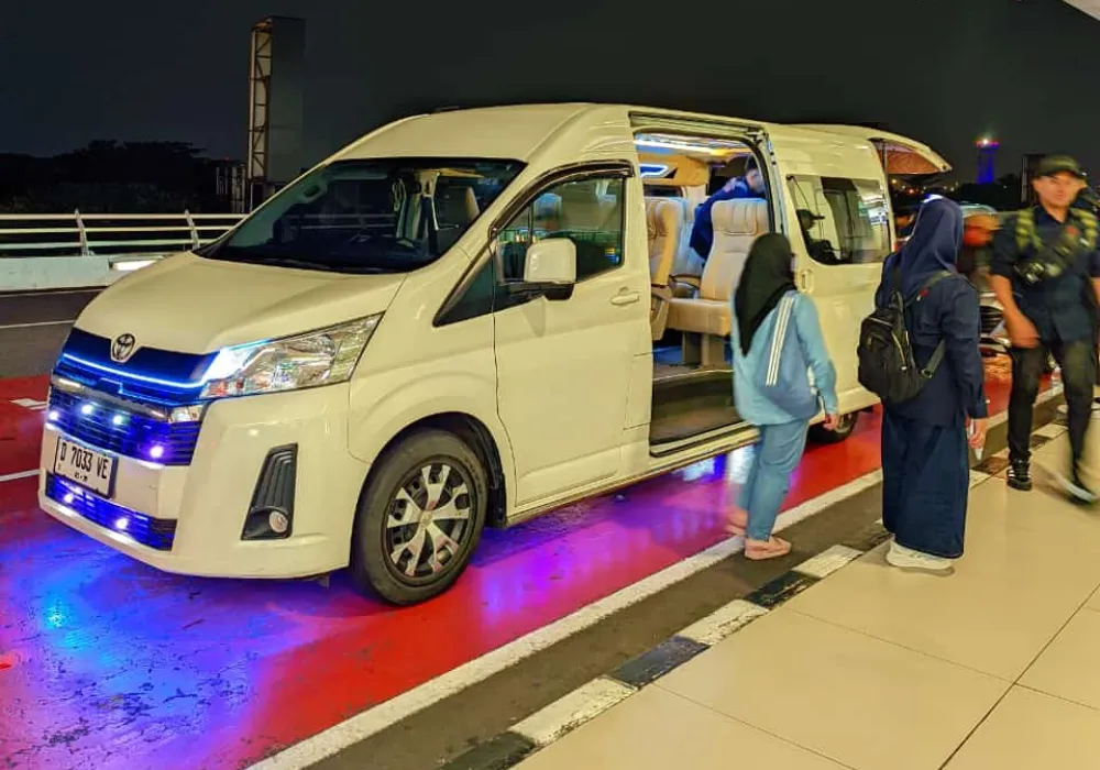Paket Liburan Bandung Murah, Wisatawan menikmati suasana alam di Glamping Lakeside Ciwidey.