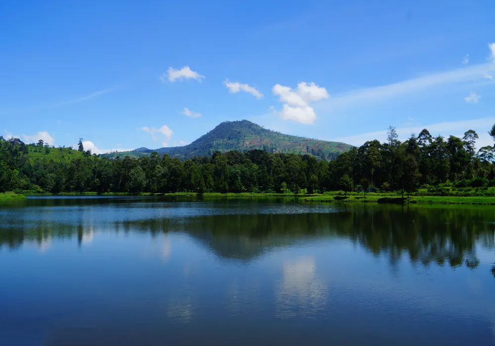 Keluarga berfoto bersama di Farmhouse Lembang Bandung. Paket Liburan Bandung Murah untuk Keluarga