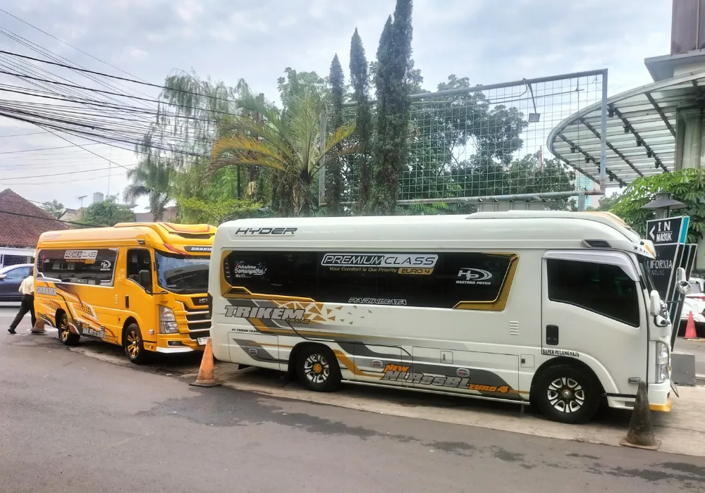 Pemandangan alam Kawah Putih Ciwidey dari jendela mobil rental.