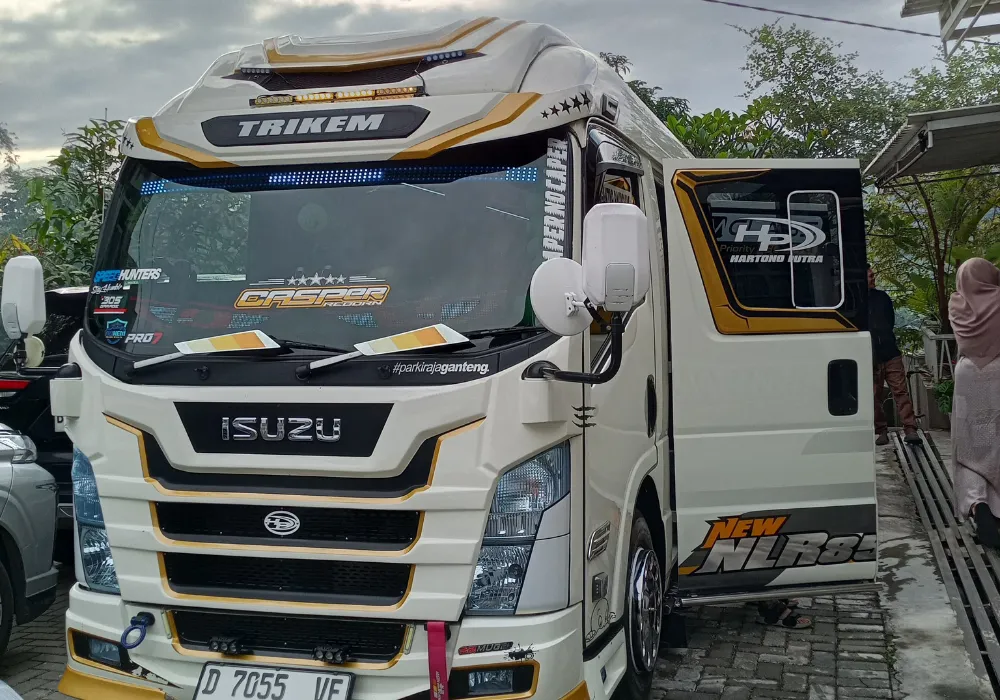 Pasangan muda berfoto di depan pemandangan perbukitan di Bandung Timur. Tour Bandung Murah