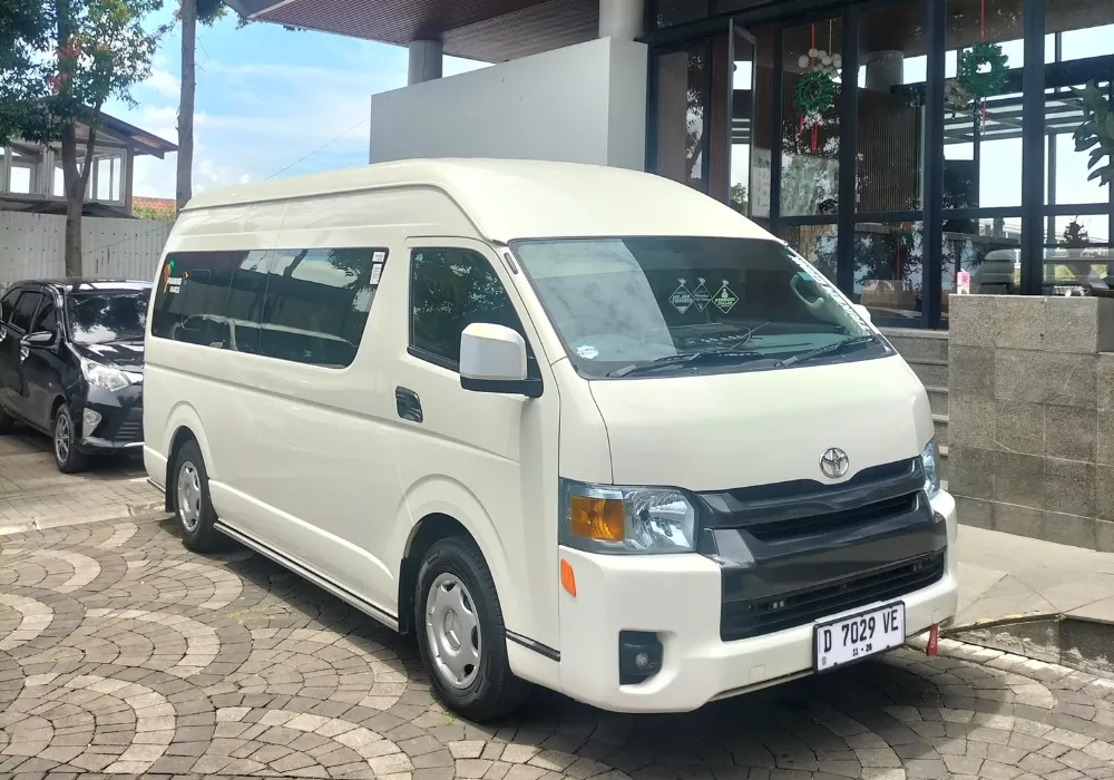 Interior Hiace bersih dengan AC menyala dan kursi rapi. Sewa Hiace untuk Liburan Bandung
