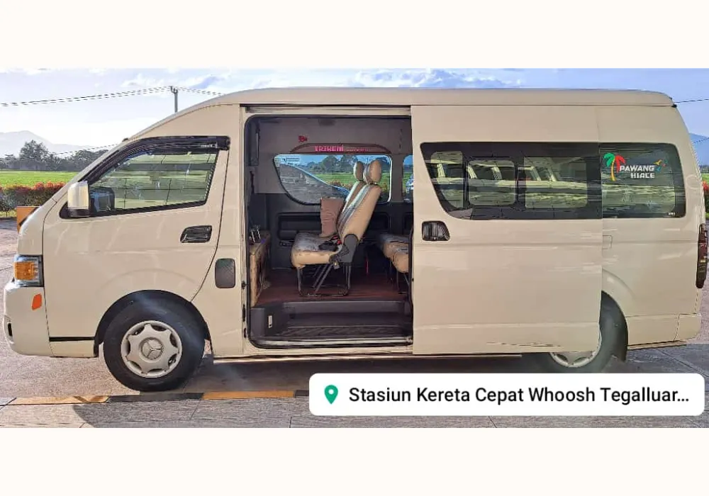 Toyota Hiace parkir di depan destinasi wisata Lembang Bandung, siap antar rombongan. Sewa Hiace untuk Liburan Bandung