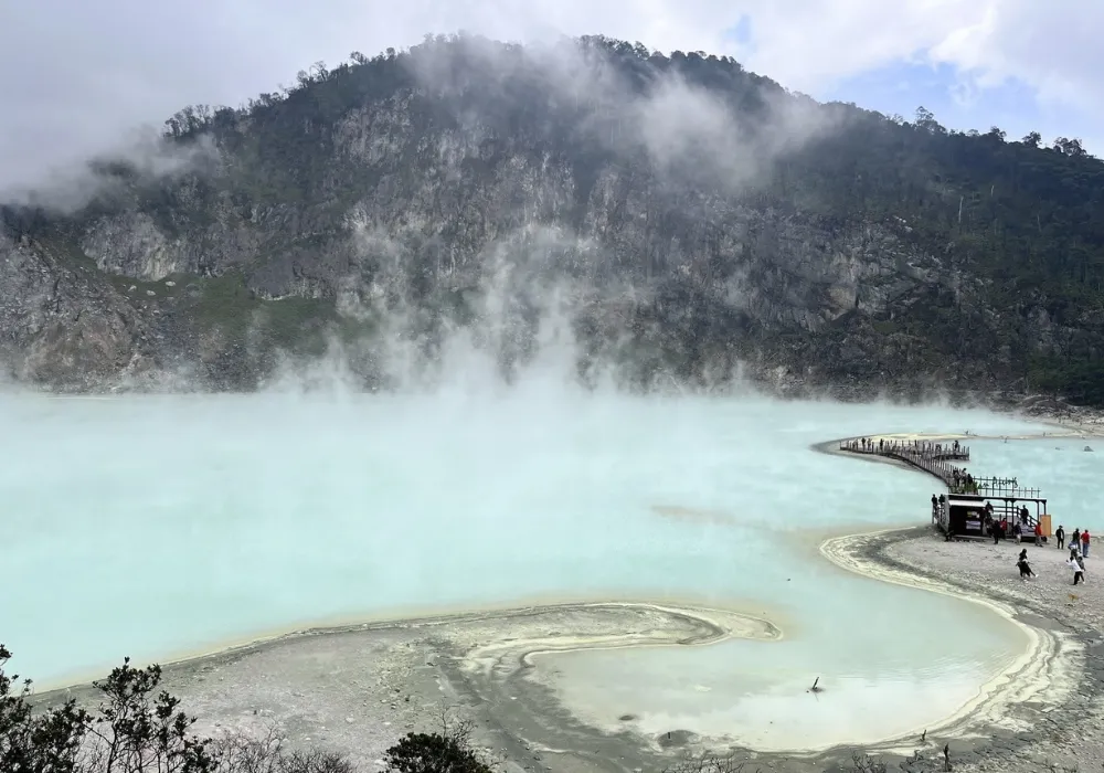 Perjalanan Nyaman Menuju Kawah Putih 